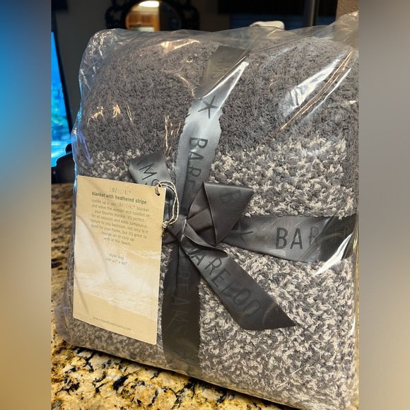 Barefoot Dreams CozyChic Heathered Stripe Throw - Graphite/Stone - 45” x 60” - Picture 2 of 8